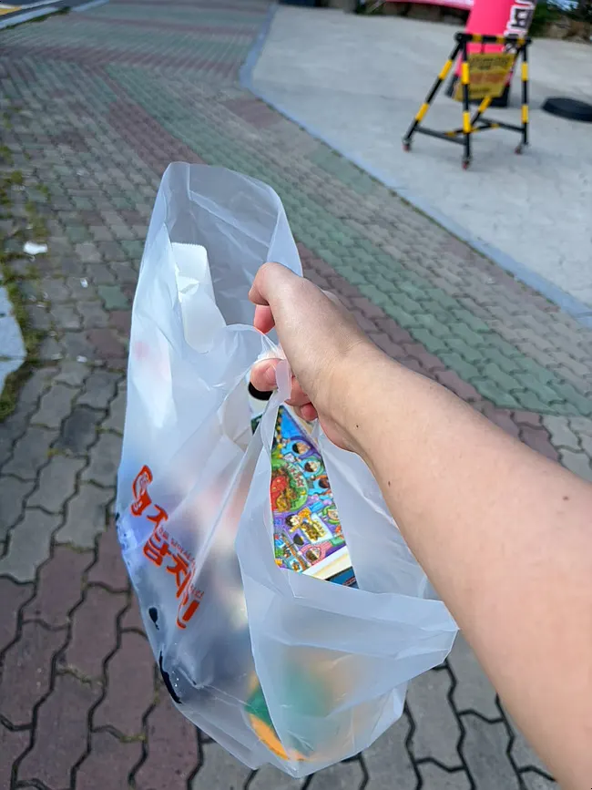 치킨을 튀기는 조리 로봇
