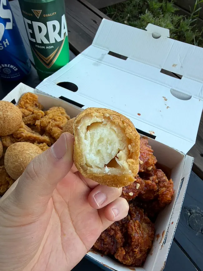 치킨 위에 올린 치즈볼 5개