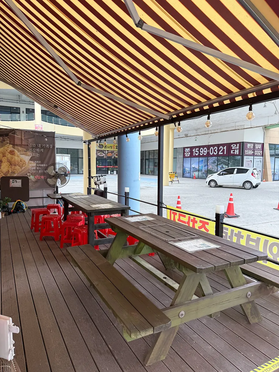 Interior and order counter of Jadam Chicken