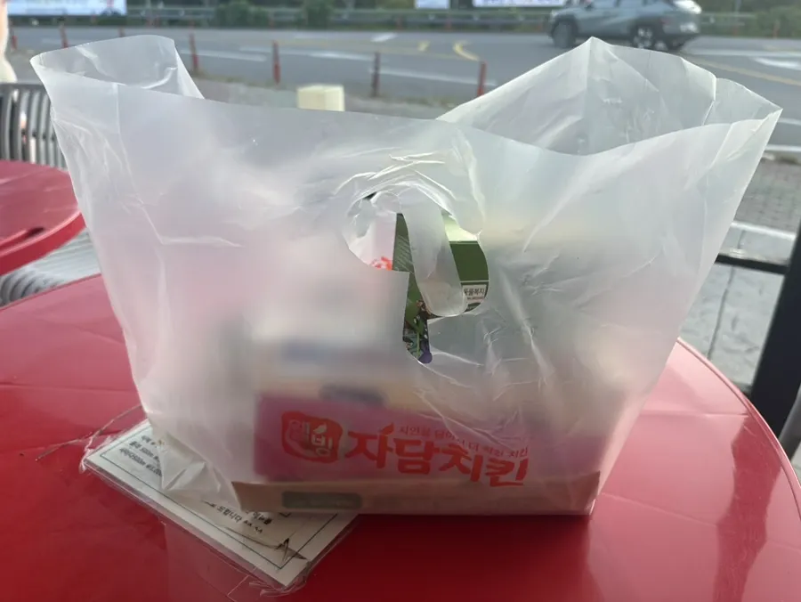 포장 준비 중인 매장 내부