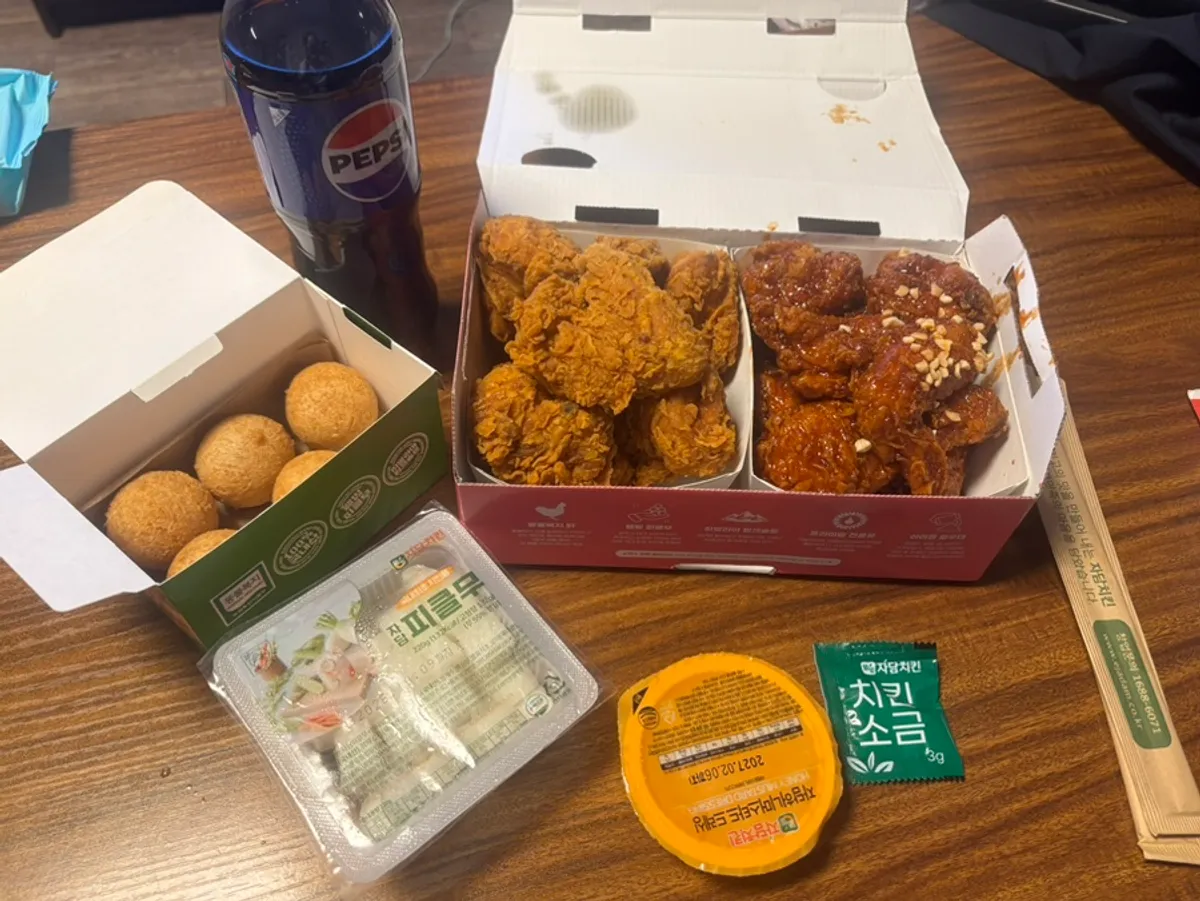 숙소에서 펼친 반반 치킨 한 상