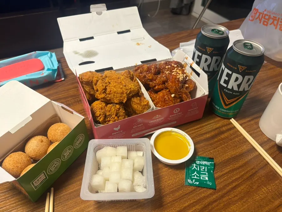 노릇하게 튀겨진 후라이드 치킨 조각