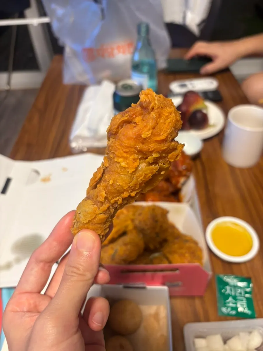 손에 든 큼직한 후라이드 치킨 조각