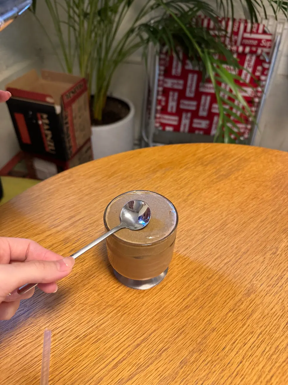 クリームを乗せたジェムジェムのほうじ茶ラテ