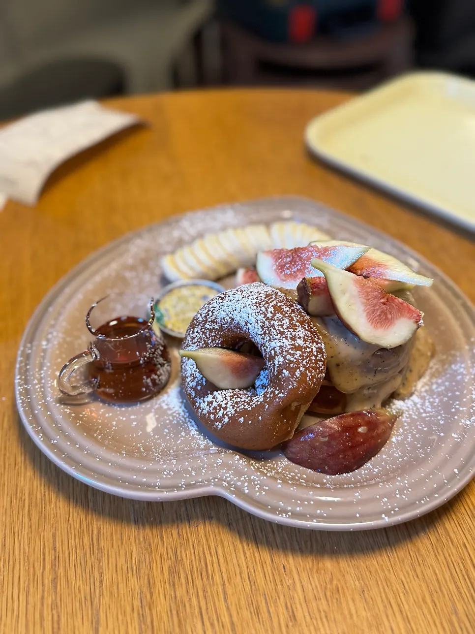 粉砂糖をかけたジェムジェムの旬の果物パンケーキ