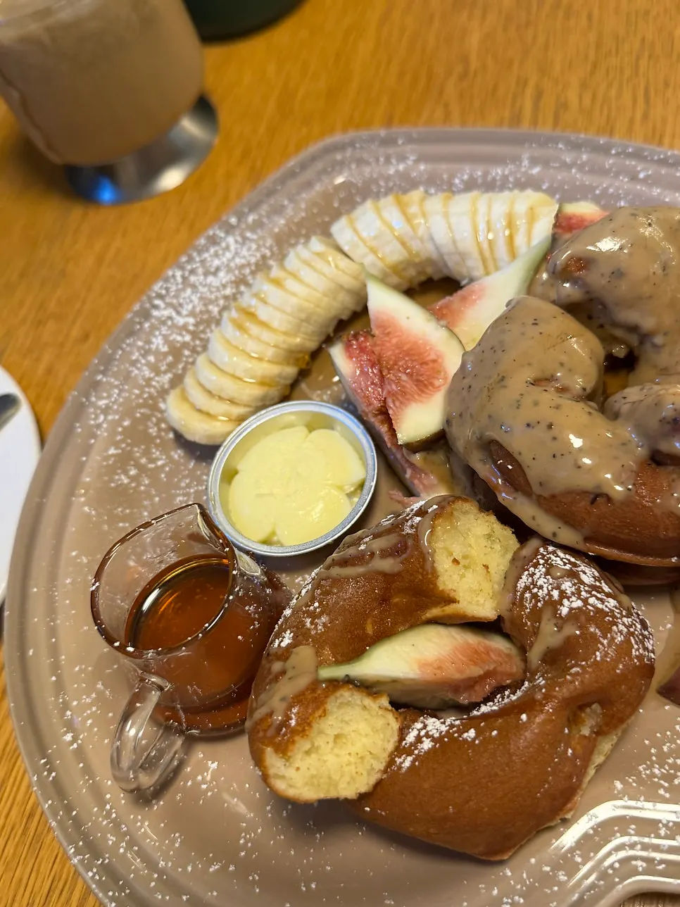 厚みのあるジェムジェムパンケーキの側面