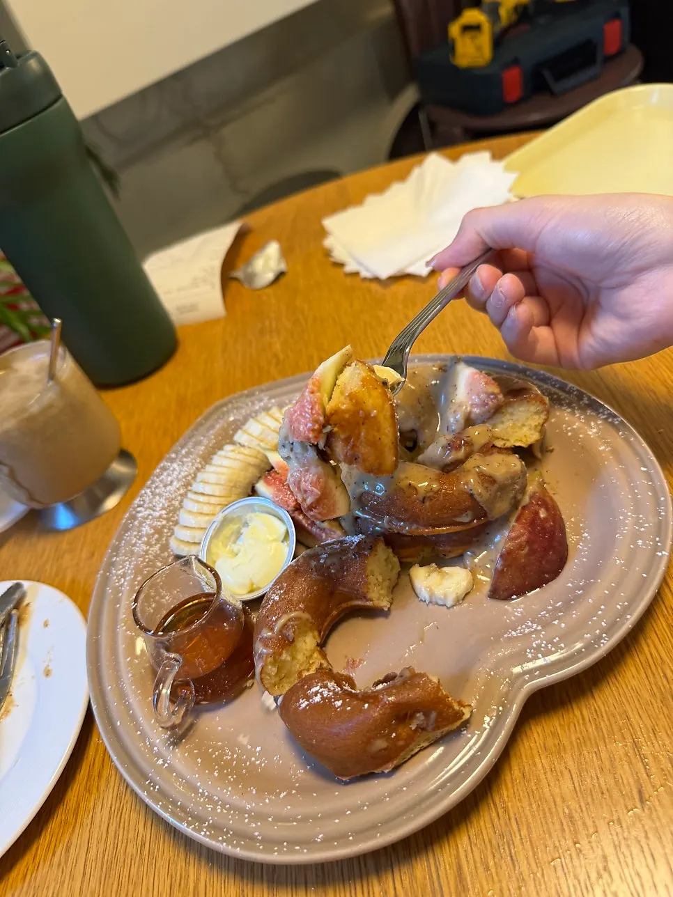 クリームと無花果を乗せたパンケーキの一切れ