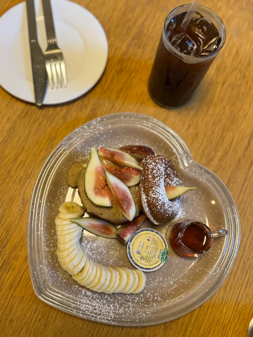 ジェムジェムのパンケーキとドリンクが並ぶテーブル