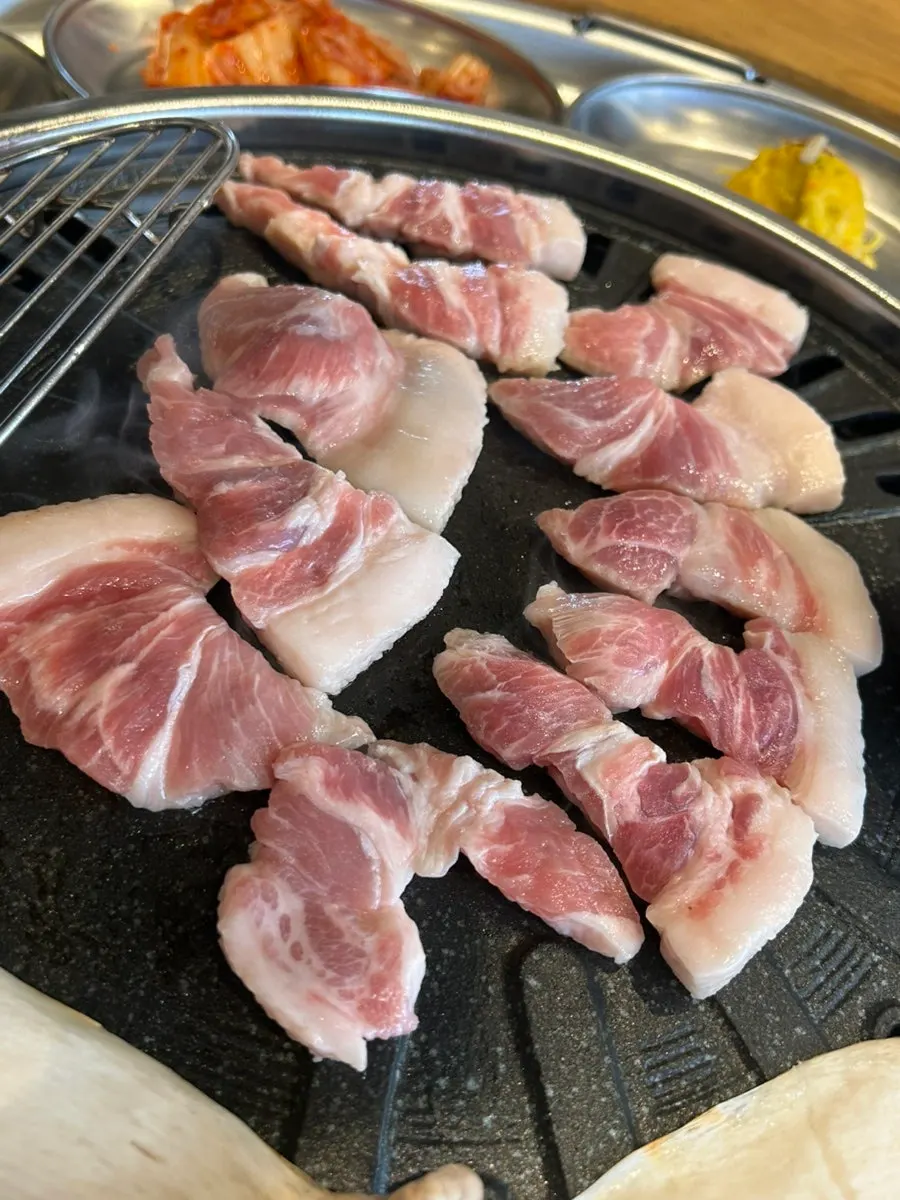 Raw kkodeulsal placed on the grill