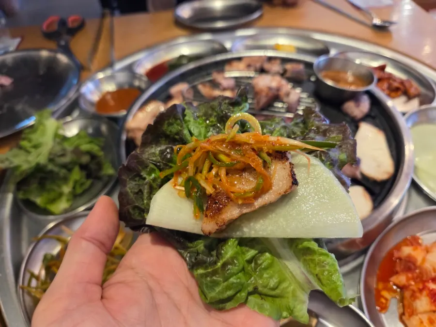 Side dishes including jaeraegi and gungchae