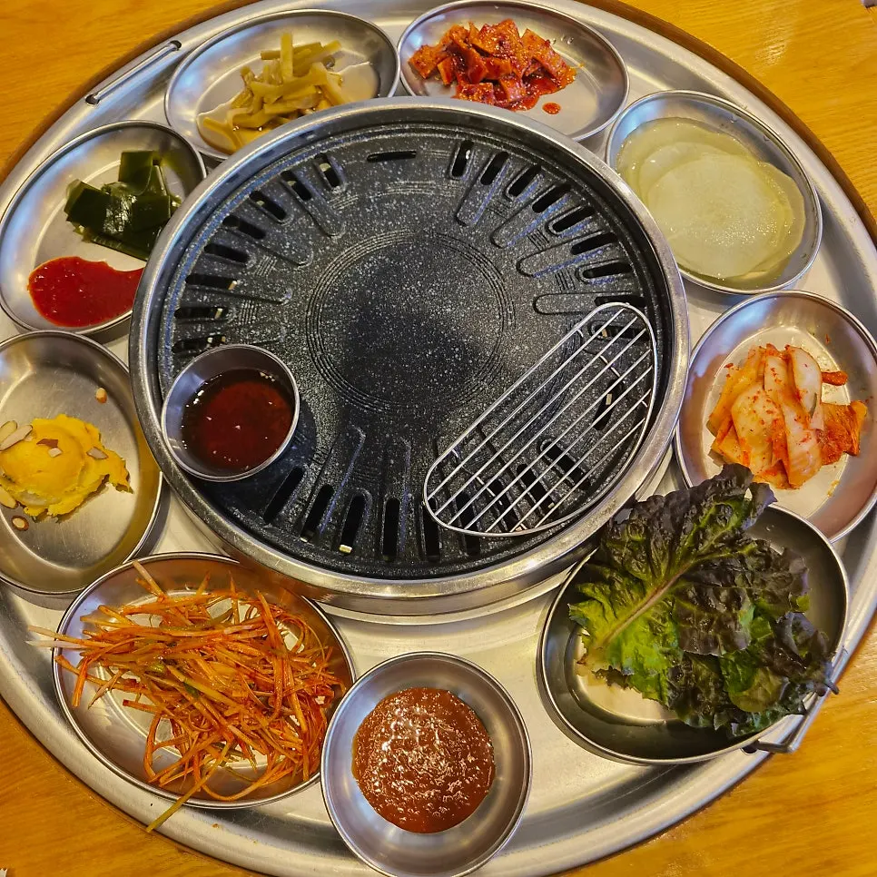 Table spread of meat at Jjaengbanjip8292 Sinchon