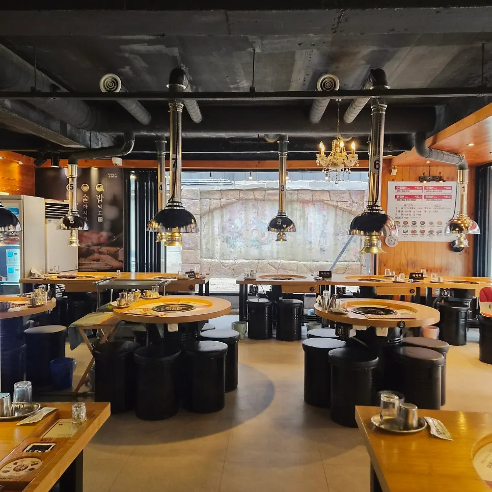 Interior of Jjaengbanjip8292 Sinchon with many tables