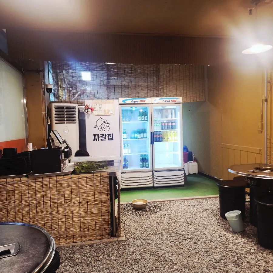 캠핑 감성 인테리어의 매장 내부