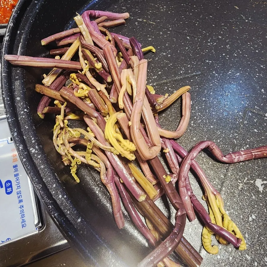 선홍빛 생삼겹살 접시