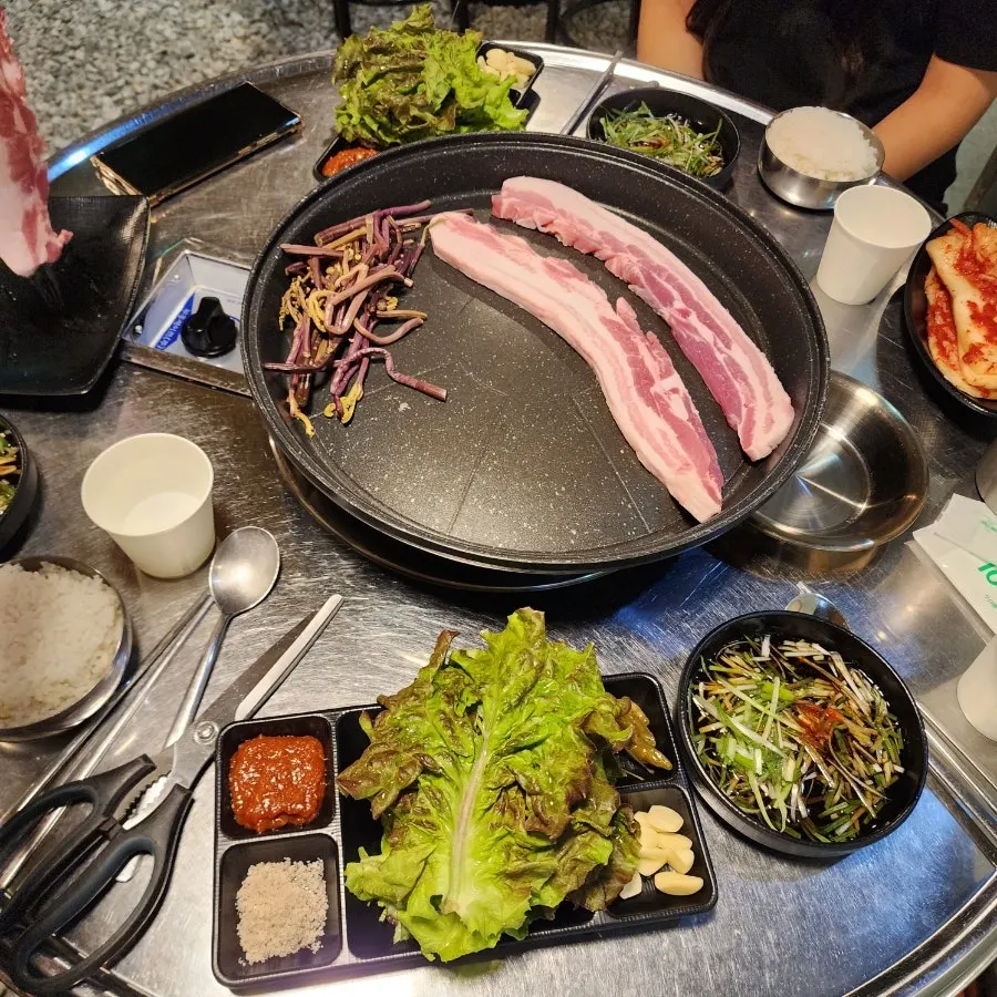 불판에 올린 삼겹살