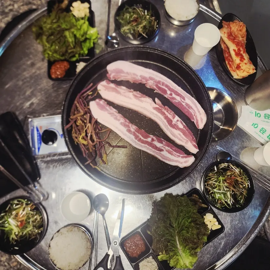 노릇하게 익어가는 삼겹살