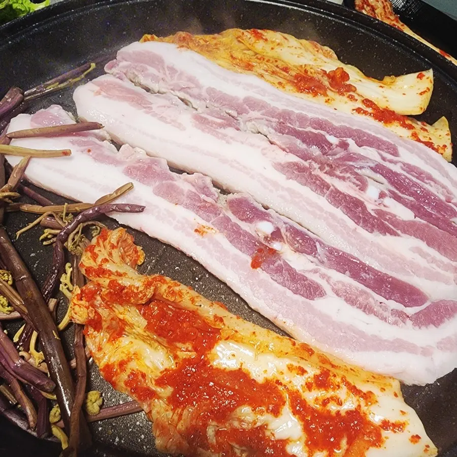 먹기 좋게 구워진 삼겹살