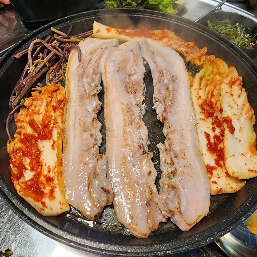 완성된 삼겹살 불판 상차림