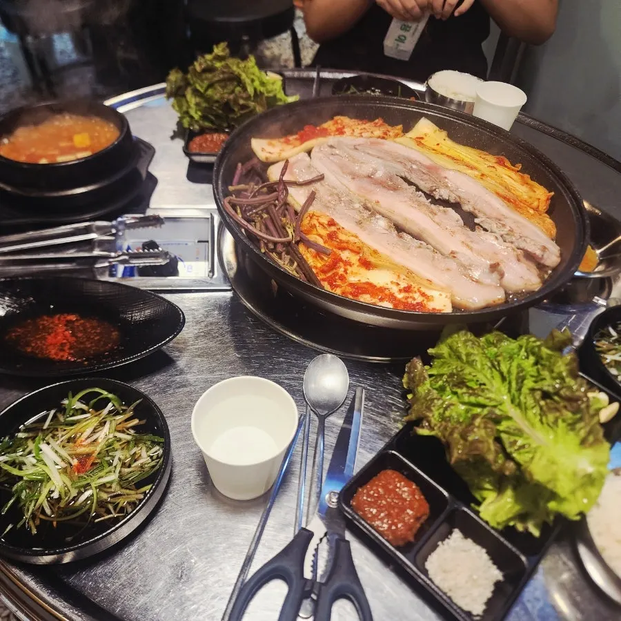 상추와 마늘, 쌈장 기본 상차림