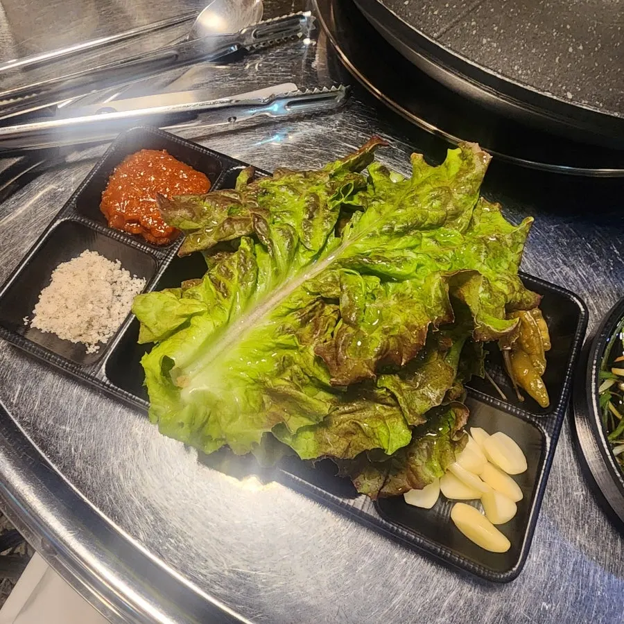 기본 찬이 차려진 테이블