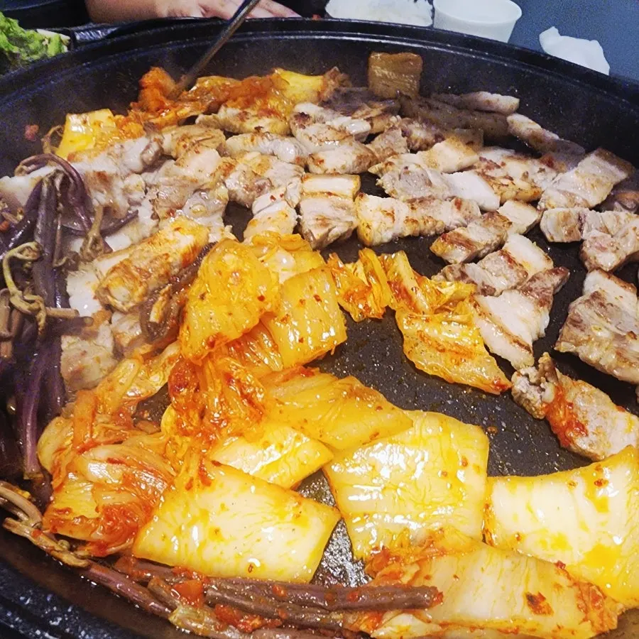 파채양념장과 고추장아찌 곁들인 삼겹살