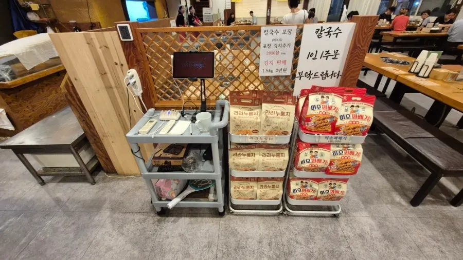 넓고 쾌적한 매장 내부 좌석