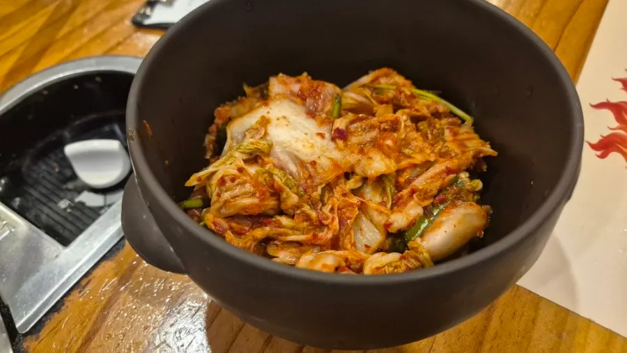 기본으로 나온 보리밥과 배추겉절이