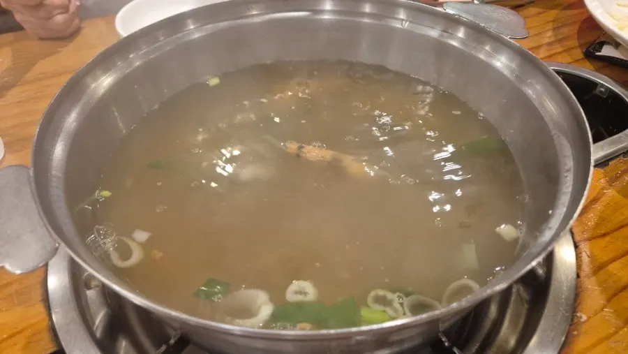 가위로 썰어 앞접시에 담은 김치