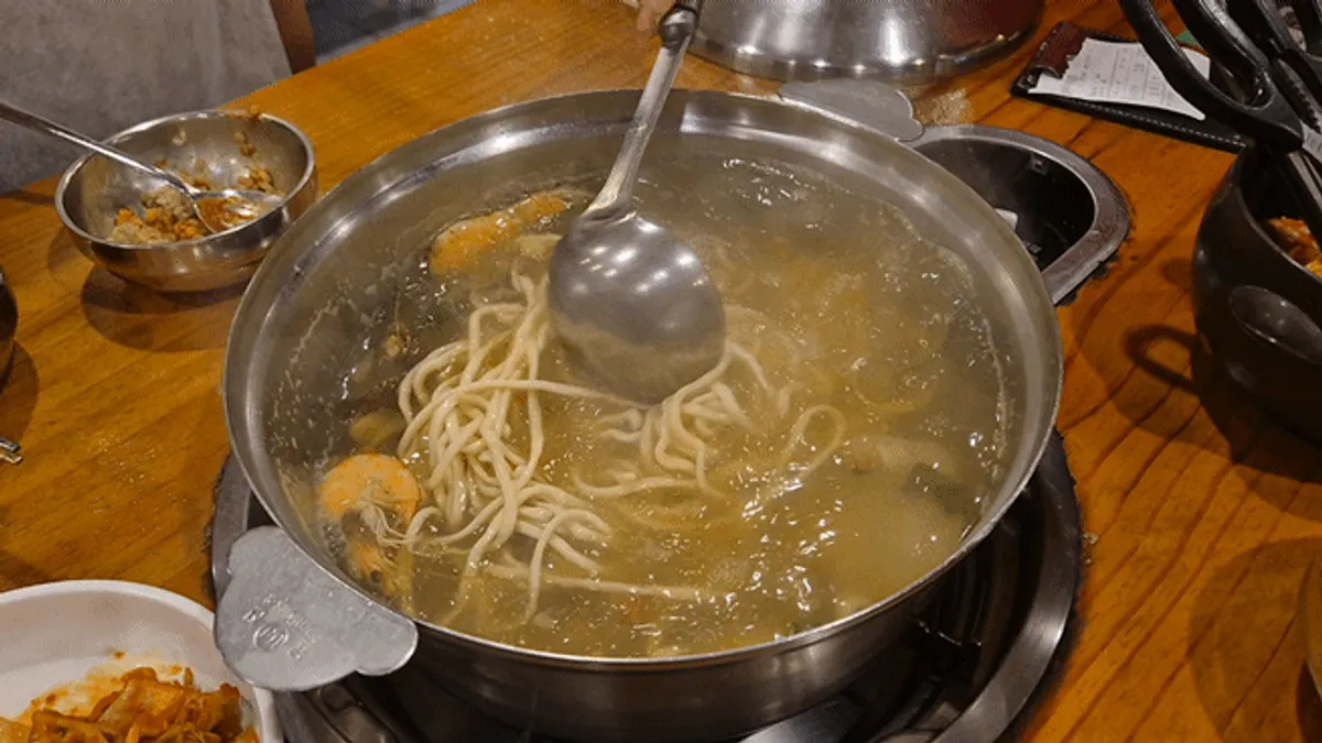 끓는 육수에 넣는 생면