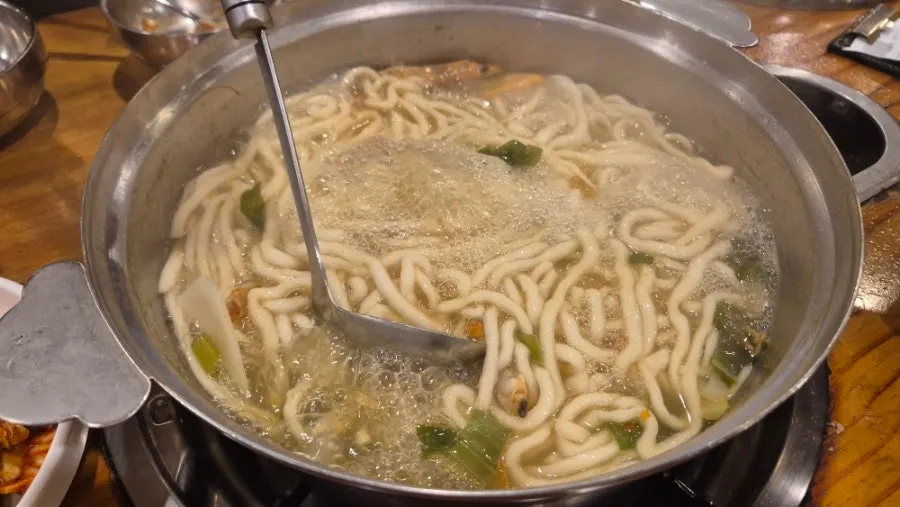 완성된 바지락칼국수 냄비