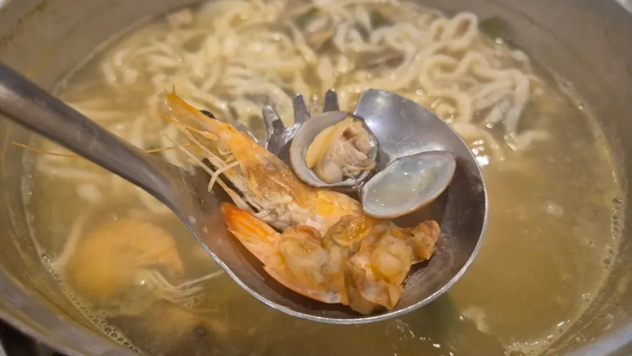 새우와 바지락, 미더덕이 든 국물