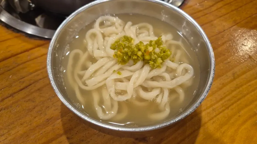 앞그릇에 덜어낸 칼국수와 고추다대기