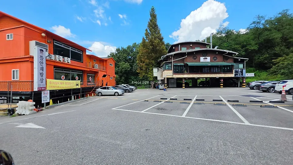Large outdoor parking lot in front of the restaurant