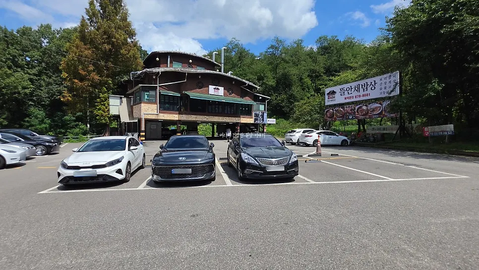 Full view of the outdoor parking lot at Jakdong Hongdukkkae Kalguksu