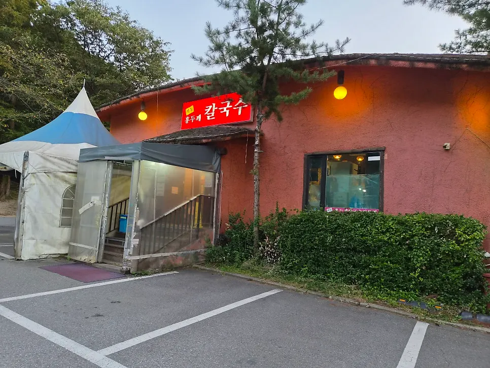 Old-school exterior of Jakdong Hongdukkkae Kalguksu