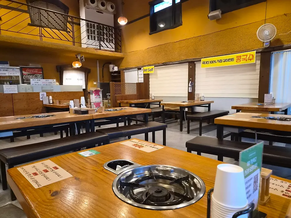 Seating inside Jakdong Hongdukkkae Kalguksu