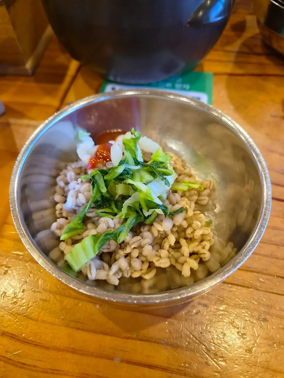 Barley rice and vegetables served before the kalguksu