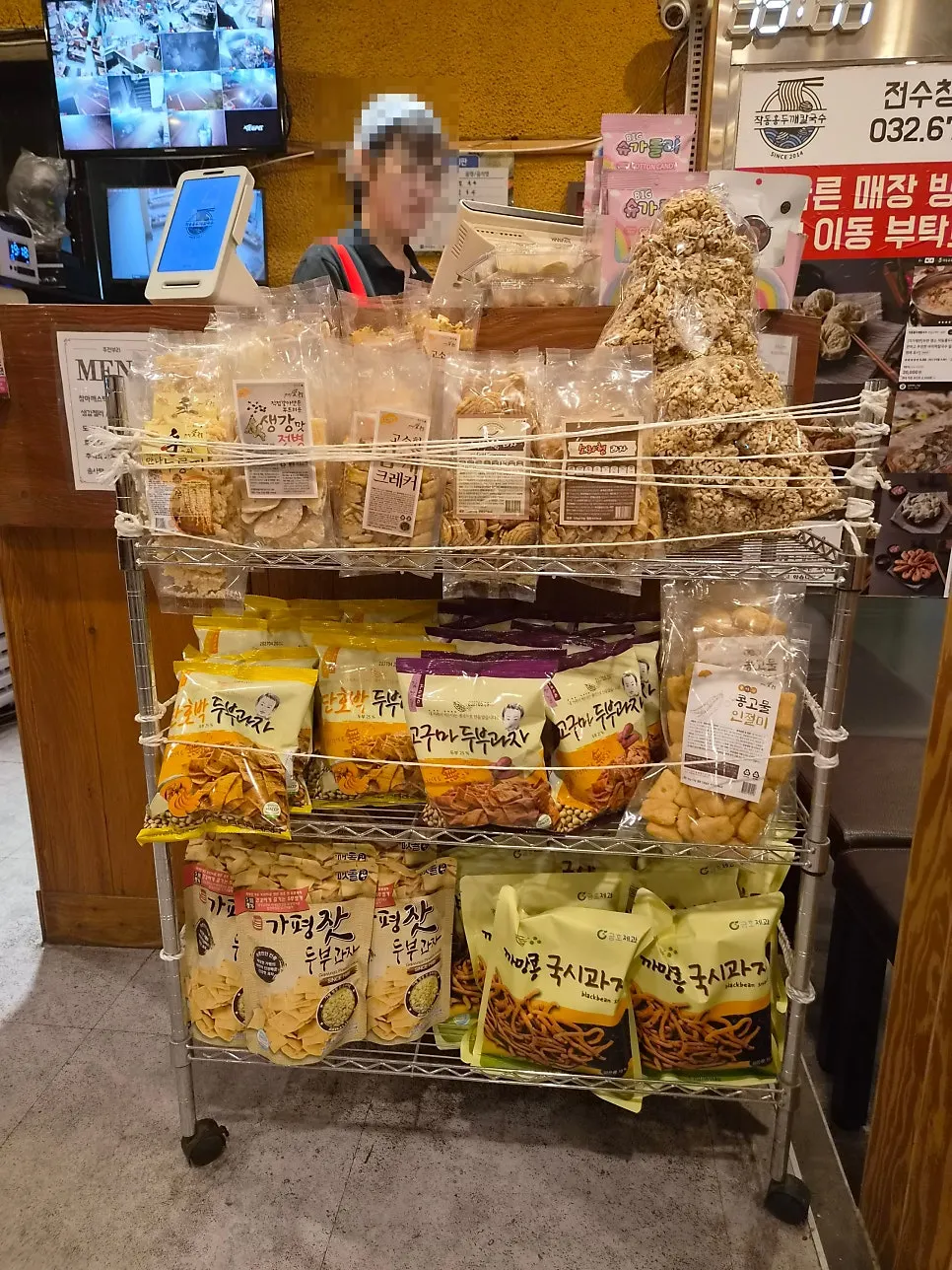 Jorippong brittle snack sold at the restaurant