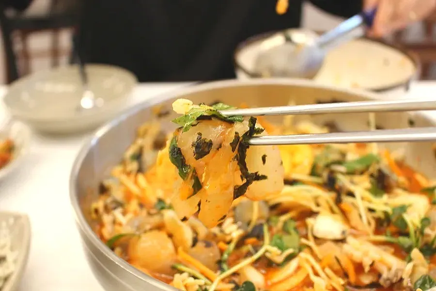 Assorted mulhoe and corn noodles mixed by staff