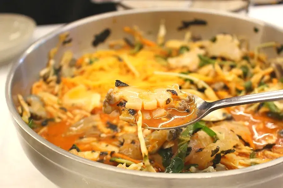 Close-up of the spicy clam soup broth