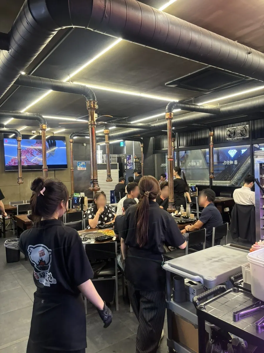 Pintu masuk restoran daging di aras 1 bangunan Piccadilly CGV