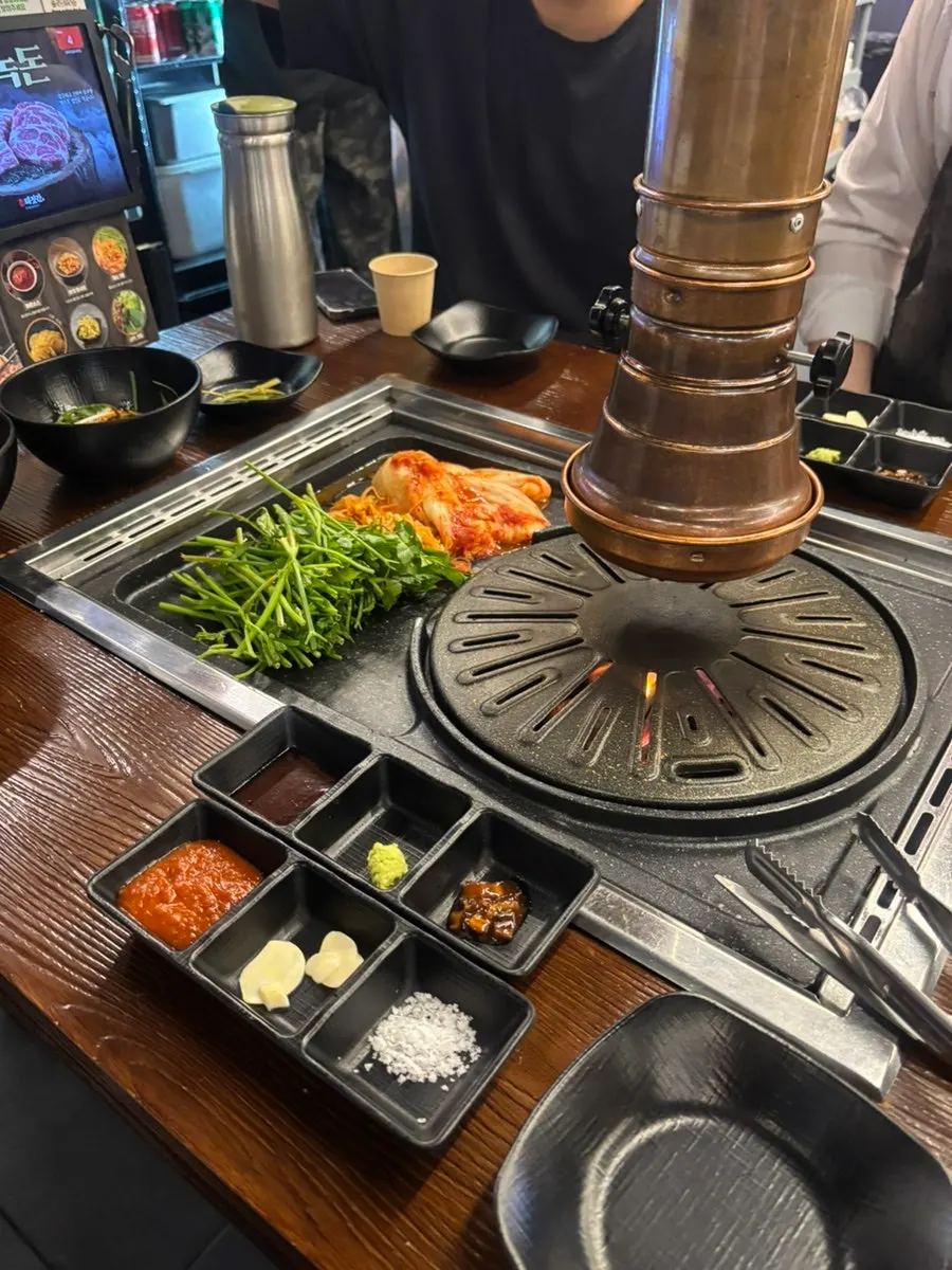 Hidangan cham samgyeopsal dan kkotmoksal bersama minari