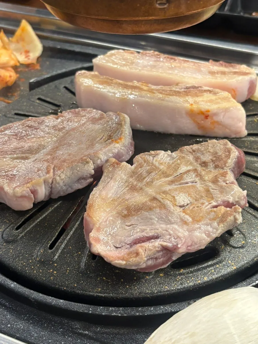 Grill dengan samgyeopsal yang dipanggang oleh staf