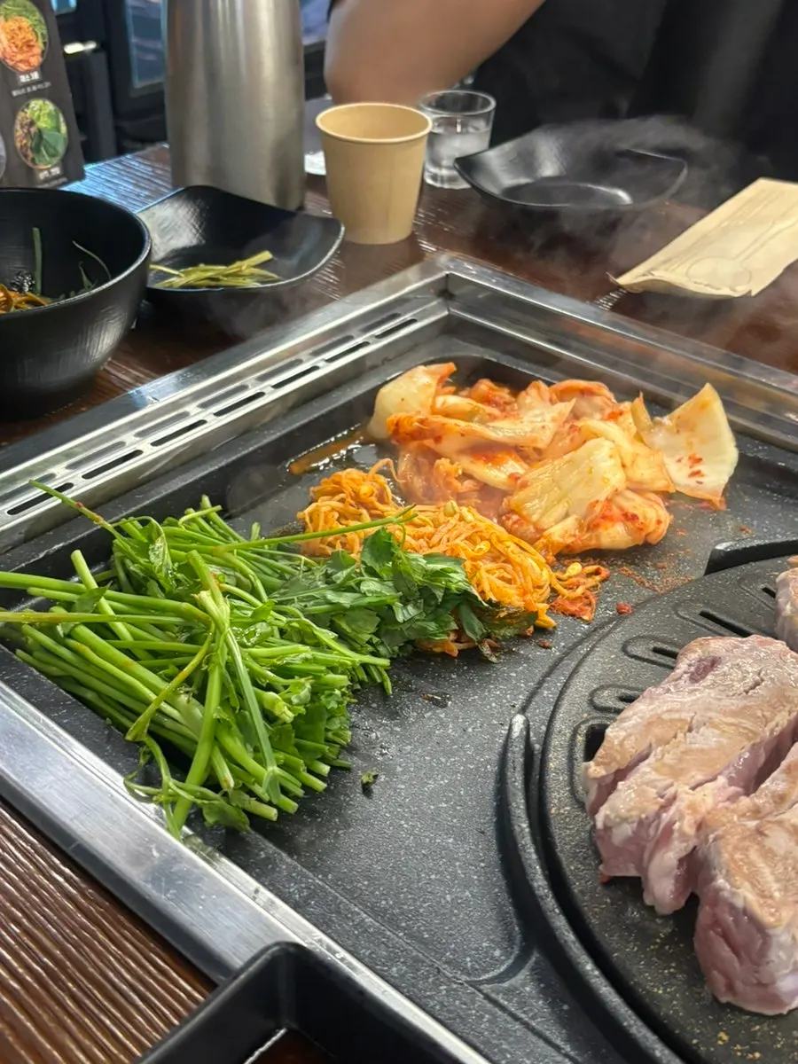 Gambar dekat samgyeopsal yang dipanggang keperangan