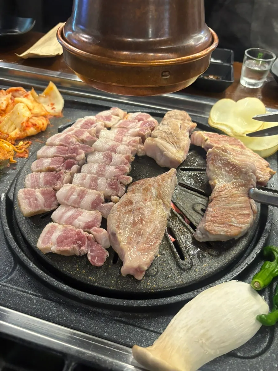 Minari dan kimchi dipanggang bersama minyak samgyeopsal