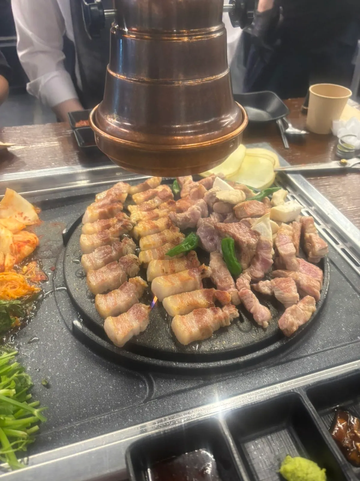 Grill dengan samgyeopsal dan kimchi panggang yang siap