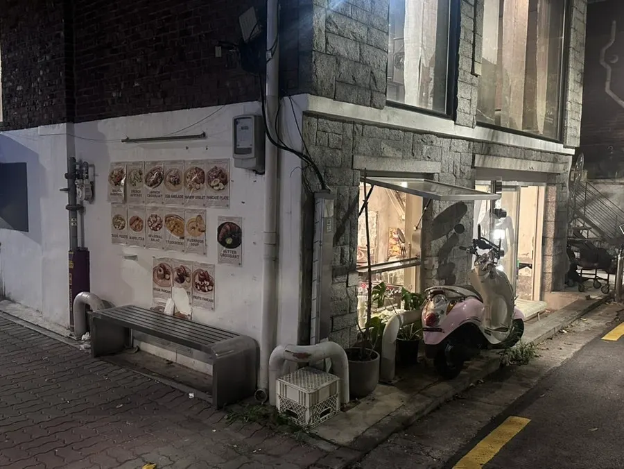 Exterior of Jam Jam café in a Yeonnam-dong alley