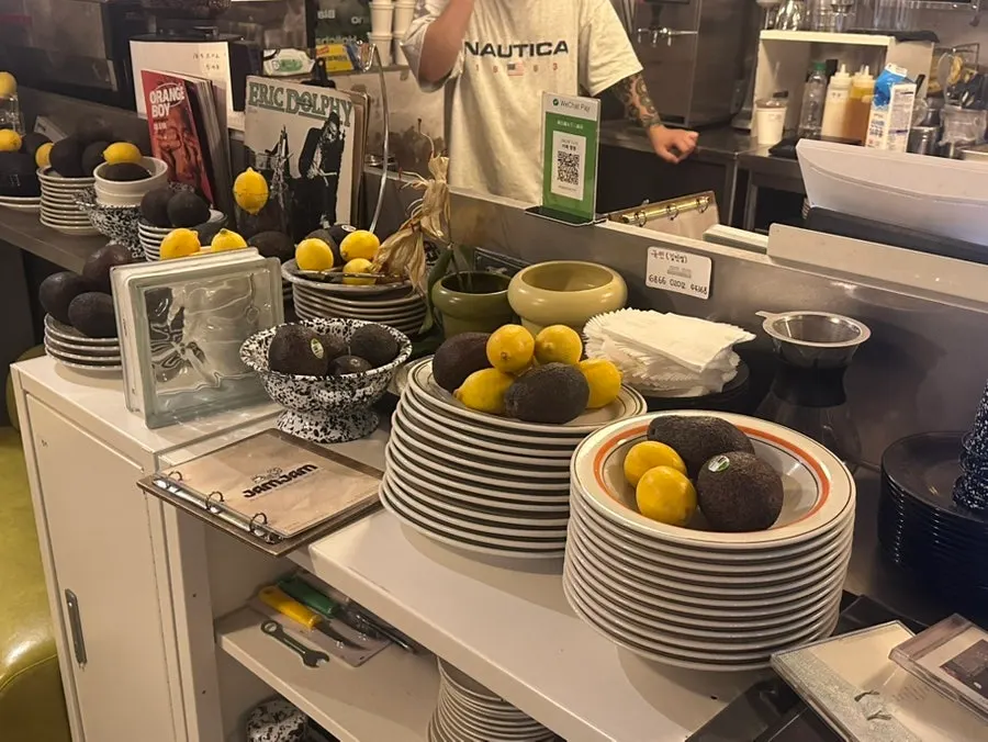 Fake lemon decorations on plates and cups