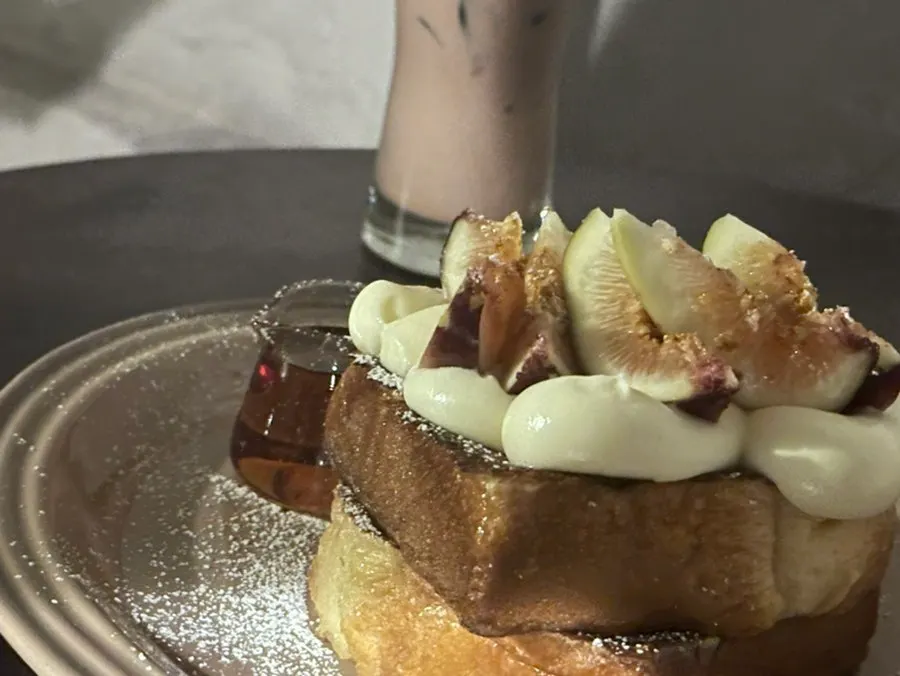 Cross-section of the toast showing cream cheese cream and figs