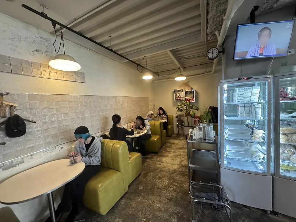 Jam Jam seating with open kitchen and mixed tables